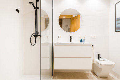 Ejemplo de cuarto de baño escandinavo grande con armarios con paneles lisos, puertas de armario blancas, ducha a ras de suelo, sanitario de dos piezas, baldosas y/o azulejos blancos, baldosas y/o azulejos de cerámica, paredes blancas, suelo de baldosas de porcelana, aseo y ducha, lavabo bajoencimera, encimera de acrílico, suelo beige, ducha abierta y encimeras blancas
