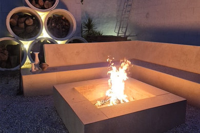 Diseño de patio clásico renovado grande sin cubierta en patio trasero con chimenea y gravilla