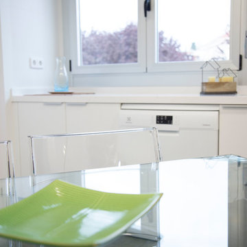Cocina moderna, grande y blanca