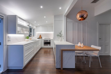 Inspiration for a small transitional home design remodel in Auckland