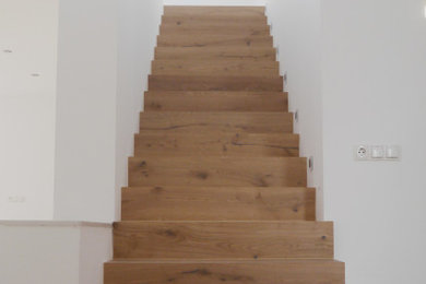Mittelgroßer Moderner Flur mit weißer Wandfarbe, braunem Holzboden und braunem Boden in Sonstige