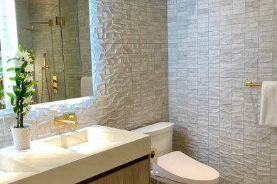 Ejemplo de cuarto de baño doble y flotante minimalista de tamaño medio con ducha esquinera, baldosas y/o azulejos de porcelana y ducha con puerta con bisagras