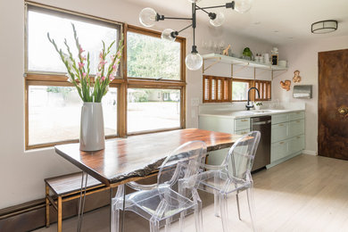 Example of a mid-century modern home design design in Tampa