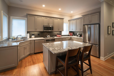 Kitchen photo in Philadelphia with an island