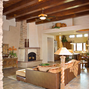 Foto de salón abierto, mediterráneo, de tamaño medio, con paredes beige, suelo de cemento y chimenea de esquina