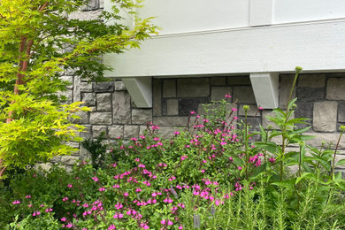 Esempio di un piccolo giardino stile americano esposto in pieno sole davanti casa in estate