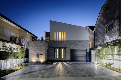 Idée de décoration pour une très grande façade de maison grise minimaliste à un étage avec un toit en appentis, un toit en métal et un toit gris.