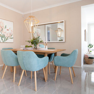 Идея дизайна: гостиная-столовая среднего размера в современном стиле с розовыми стенами, полом из керамической плитки и серым полом