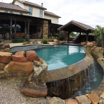 Vanishing Edge Pool With Swim Up Bar