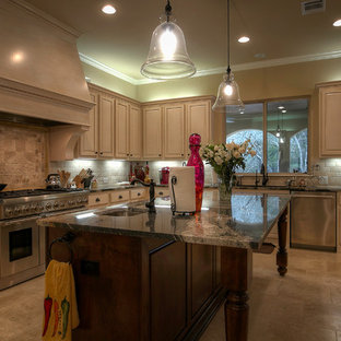 Idéer för ett rustikt svart skafferi, med en undermonterad diskho, luckor med upphöjd panel, vita skåp, granitbänkskiva, beige stänkskydd, stänkskydd i travertin, rostfria vitvaror, travertin golv, en köksö och beiget golv