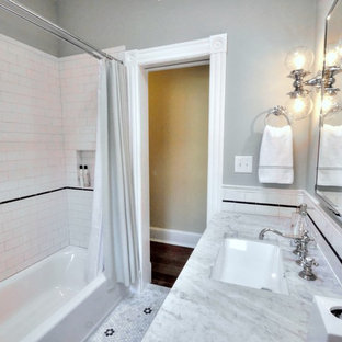 Badezimmer mit Badewanne in Nische und schwarz-weißen Fliesen Ideen