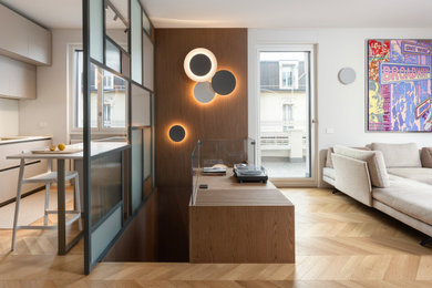 Ispirazione per un ampio soggiorno design aperto con sala della musica, pavimento in legno massello medio, TV a parete e boiserie