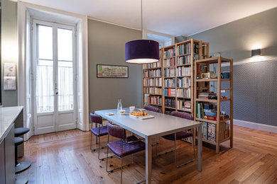 Immagine di una grande cucina abitabile boho chic con lavello sottopiano, ante lisce, ante verdi, top in marmo, paraspruzzi bianco, paraspruzzi in marmo, elettrodomestici neri, parquet chiaro, penisola, pavimento verde, top bianco e abbinamento di mobili antichi e moderni