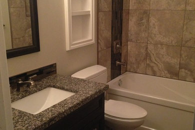 На фото: ванная комната в современном стиле с раздельным унитазом, бежевыми стенами, полом из керамической плитки, врезной раковиной и столешницей из гранита