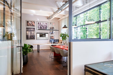 Foto de despacho urbano con paredes grises, suelo de madera oscura y escritorio independiente