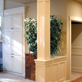 Inspiration för mellanstora klassiska hallar, med beige väggar och heltäckningsmatta