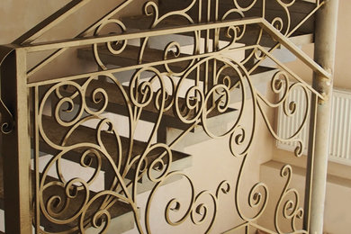 На фото: лестница в классическом стиле с металлическими перилами