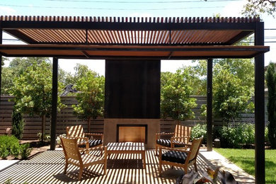 Design ideas for a mid-sized modern backyard landscaping in Austin.