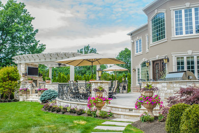 Inspiration for a traditional landscaping in New York.
