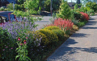9 Gorgeous Sidewalk Garden Designs
