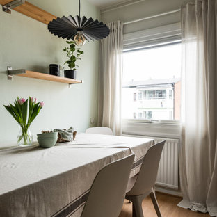 Bild på en nordisk matplats, med gröna väggar, mellanmörkt trägolv och brunt golv