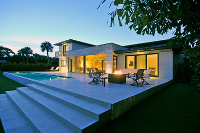 Patio - modern patio idea in Miami