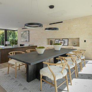 ロサンゼルスのコンテンポラリースタイルのLDKの画像 (ベージュの壁、無垢フローリング、茶色い床)