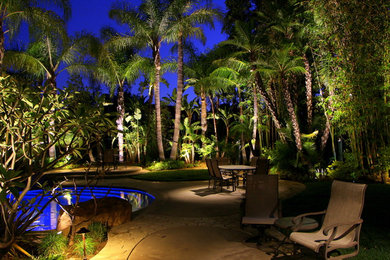 Diseño de piscina con fuente tropical extra grande en patio trasero