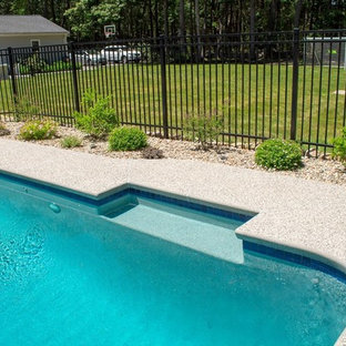 Bild på en mellanstor vintage anpassad träningspool på baksidan av huset, med poolhus och granitkomposit