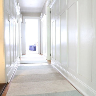 Inspiration för mellanstora klassiska hallar, med grå väggar och ljust trägolv