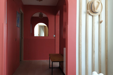 Ejemplo de distribuidor contemporáneo de tamaño medio con paredes rojas, suelo de baldosas de cerámica y suelo beige