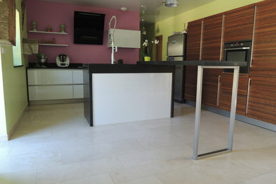 Cette photo montre une cuisine moderne en bois brun de taille moyenne avec un évier 1 bac, un plan de travail en granite, une crédence noire, un sol en marbre, îlot, un sol beige et plan de travail noir.