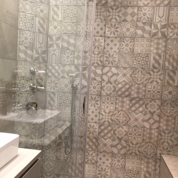 Petite salle d'eau avec style carreaux ciment