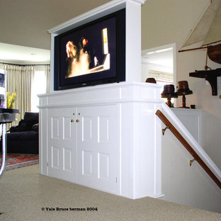 Esempio di un grande home theatre moderno chiuso con pareti beige, moquette e parete attrezzata