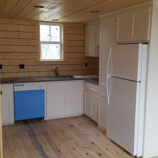 Idées déco pour une petite arrière-cuisine craftsman en L avec un évier encastré, un placard à porte shaker, des portes de placard jaunes, un plan de travail en quartz, une crédence jaune, une crédence en bois, un électroménager blanc et un sol en bois clair.