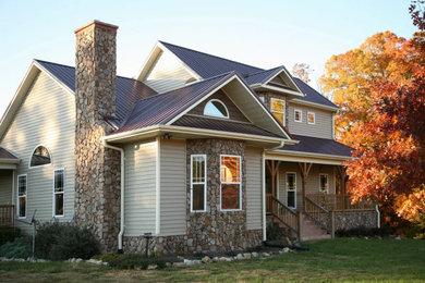 Modelo de fachada de casa beige y marrón de estilo americano grande de dos plantas con revestimiento de vinilo, tejado a dos aguas, tejado de metal y tablilla