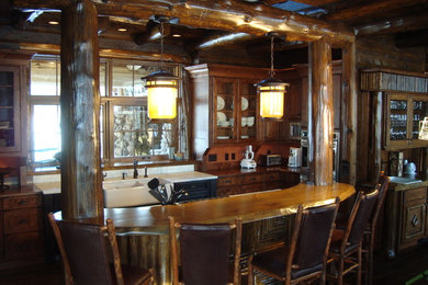 Kitchen - traditional kitchen idea in Minneapolis