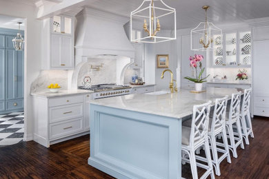 Kitchen - traditional kitchen idea in Dallas