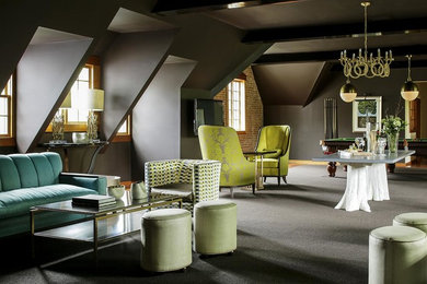 На фото: большая парадная, открытая гостиная комната в современном стиле с коричневыми стенами и ковровым покрытием