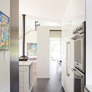 Imagen de cocina moderna con electrodomésticos de acero inoxidable