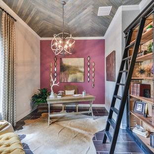 Idéer för att renovera ett vintage hemmabibliotek, med ett fristående skrivbord och rosa väggar