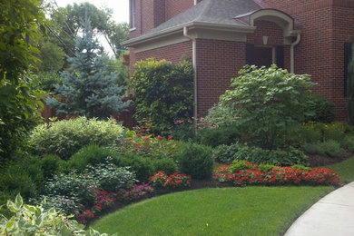 Traditional front yard partial sun formal garden in Chicago with a garden path and concrete pavers.