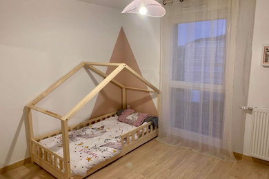 Inspiration pour une chambre d'enfant de 1 à 3 ans nordique de taille moyenne.