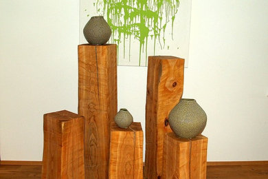 Stelen und Objekte aus Holz