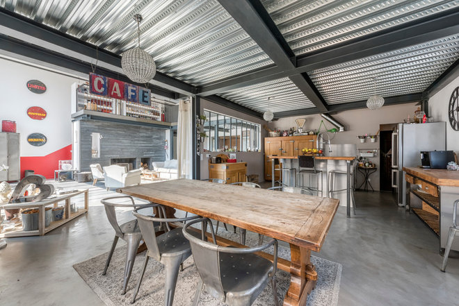 Industrial Dining Room by Alexandre Montagne - Photographe immobilier