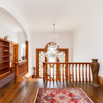 A gracious old lady: upper hall and staircase