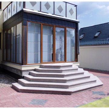 Trapezförmige Außentreppen – eine äußerst hübsche Form, um das Haus von allen Se