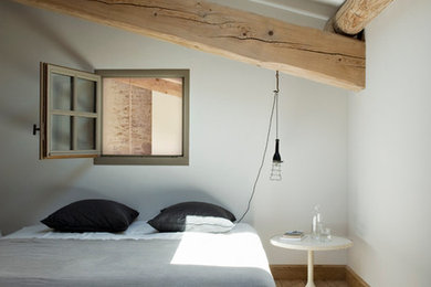 Design ideas for a contemporary bedroom in Montpellier.