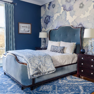Imagen de dormitorio tradicional con paredes azules, suelo de madera en tonos medios y suelo marrón