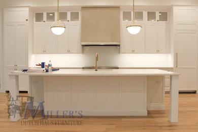 タンパにある高級な広いトランジショナルスタイルのおしゃれなキッチン (ドロップインシンク、シェーカースタイル扉のキャビネット、白いキャビネット、ベージュの床) の写真